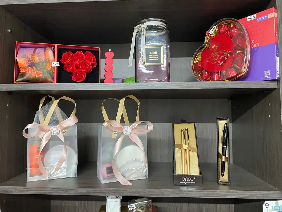 Seturi cadou ambalate cu fundă, trandafiri și accesorii