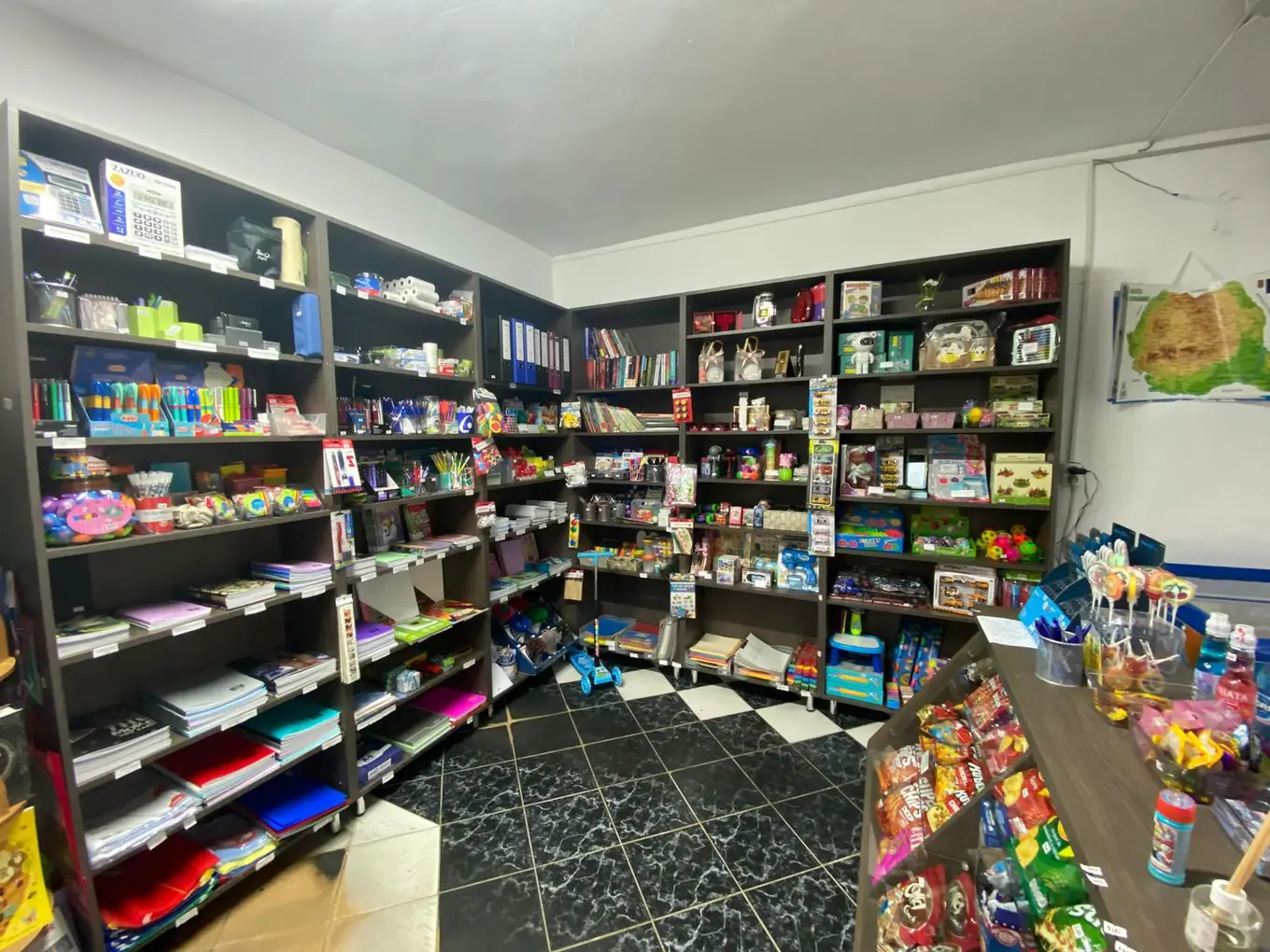 Spațiul primitor al librăriei, văzut din interior