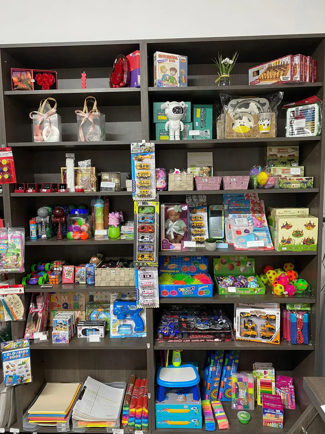 Raft plin de jucării: figurine, mingi fidget și seturi creative