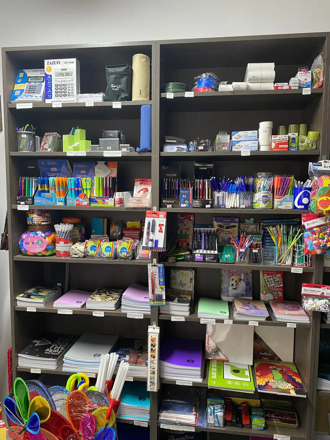 Raft generos cu papetărie: pixuri, caiete, calculatoare și markere